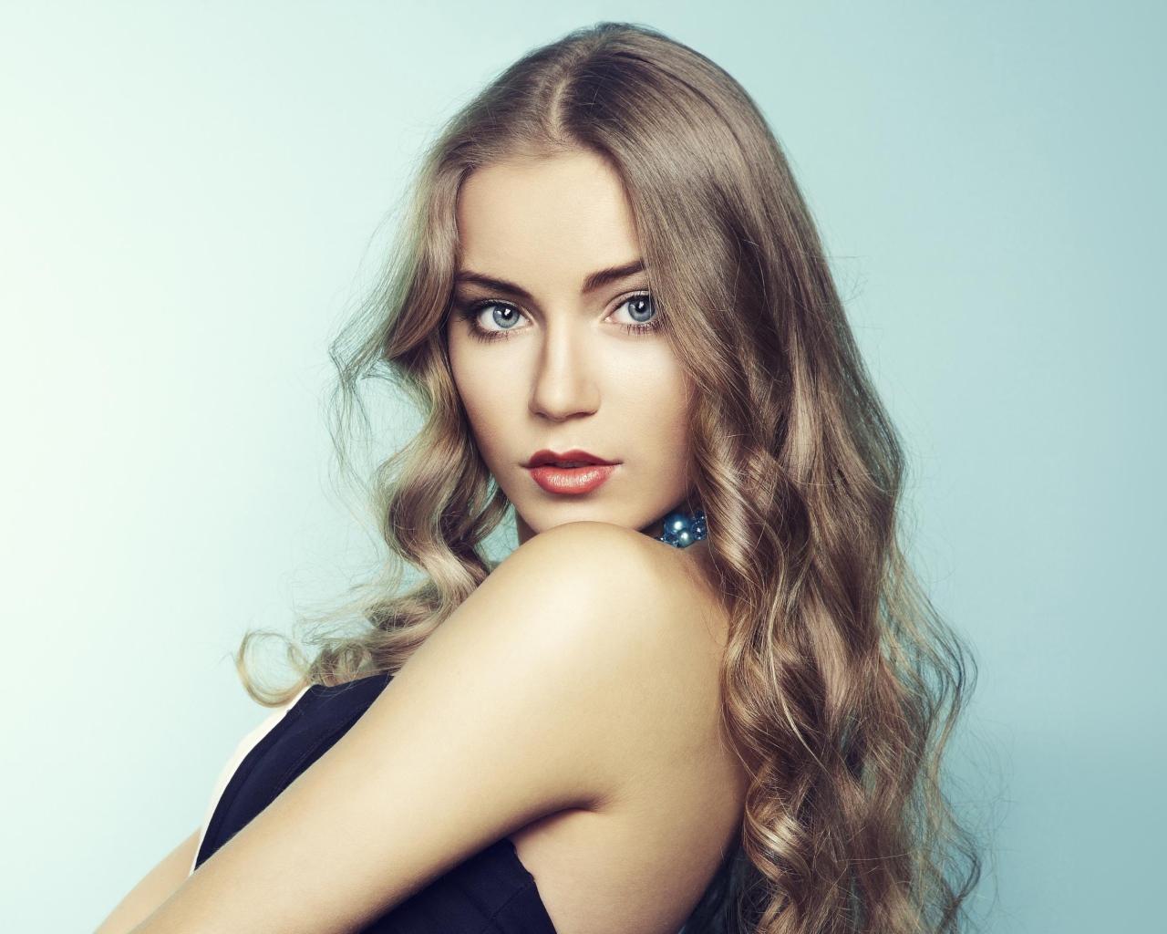 Красивая голубоглазая девушка, актриса Арина Постникова