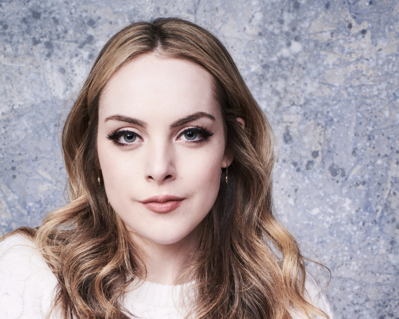 Красивая голубоглазая длинноволосая девушка, актриса Элизабет Гиллис 2018
