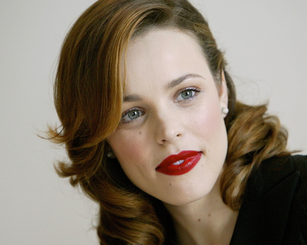 Красивая яркая актриса Рэйчел Макадамс на сером фоне