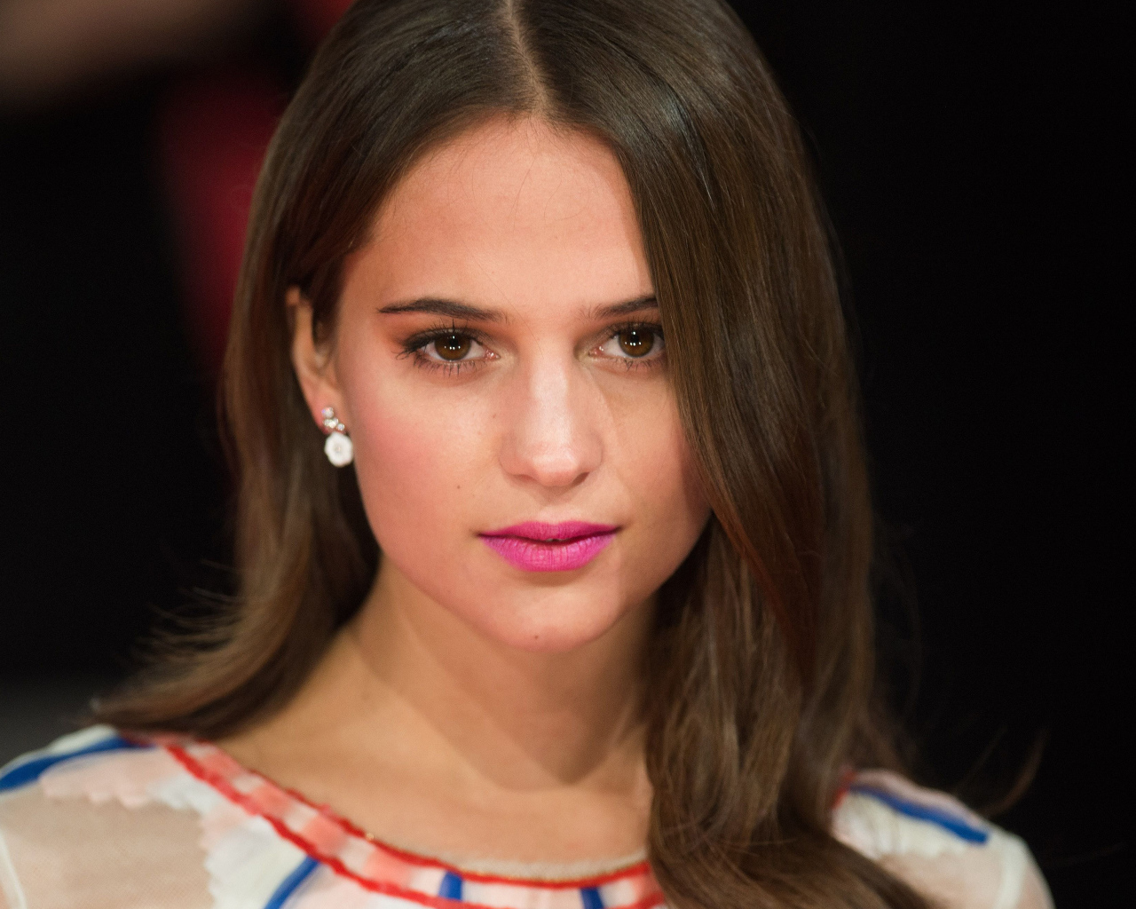 Красивая кареглазая девушка, актриса Алисия Викандер