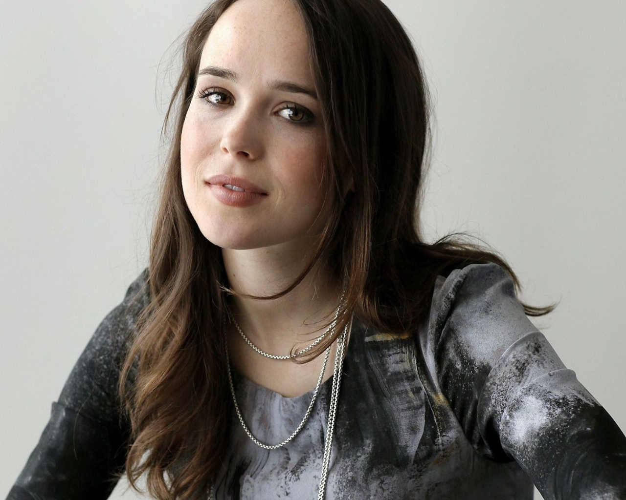 Красивая шатенка, актриса Эллен Пейдж фото на сером фоне