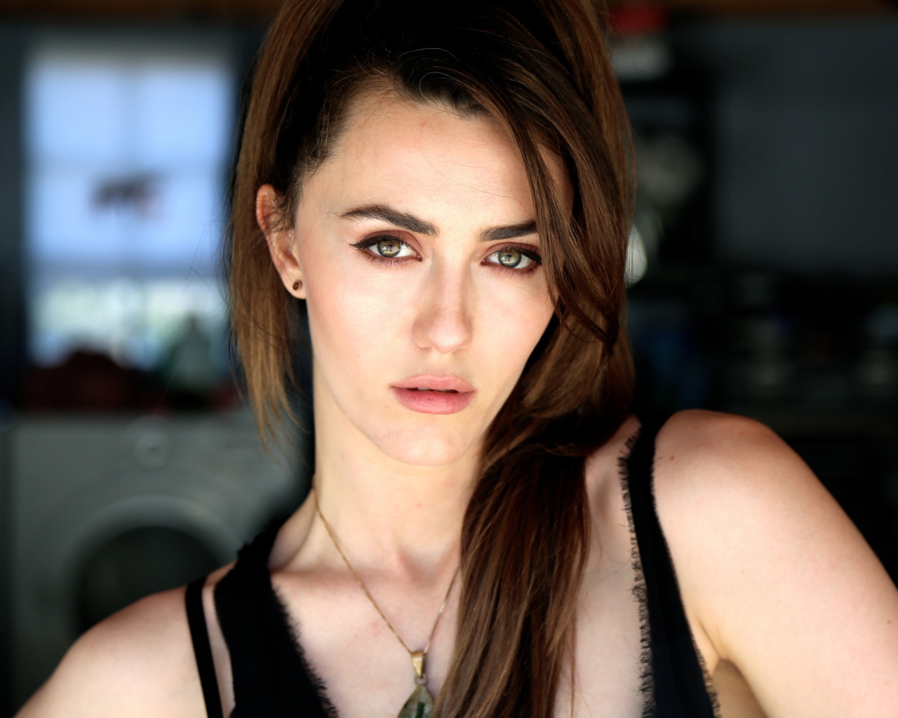 Красивая брюнетка актриса Мэйделин Зима