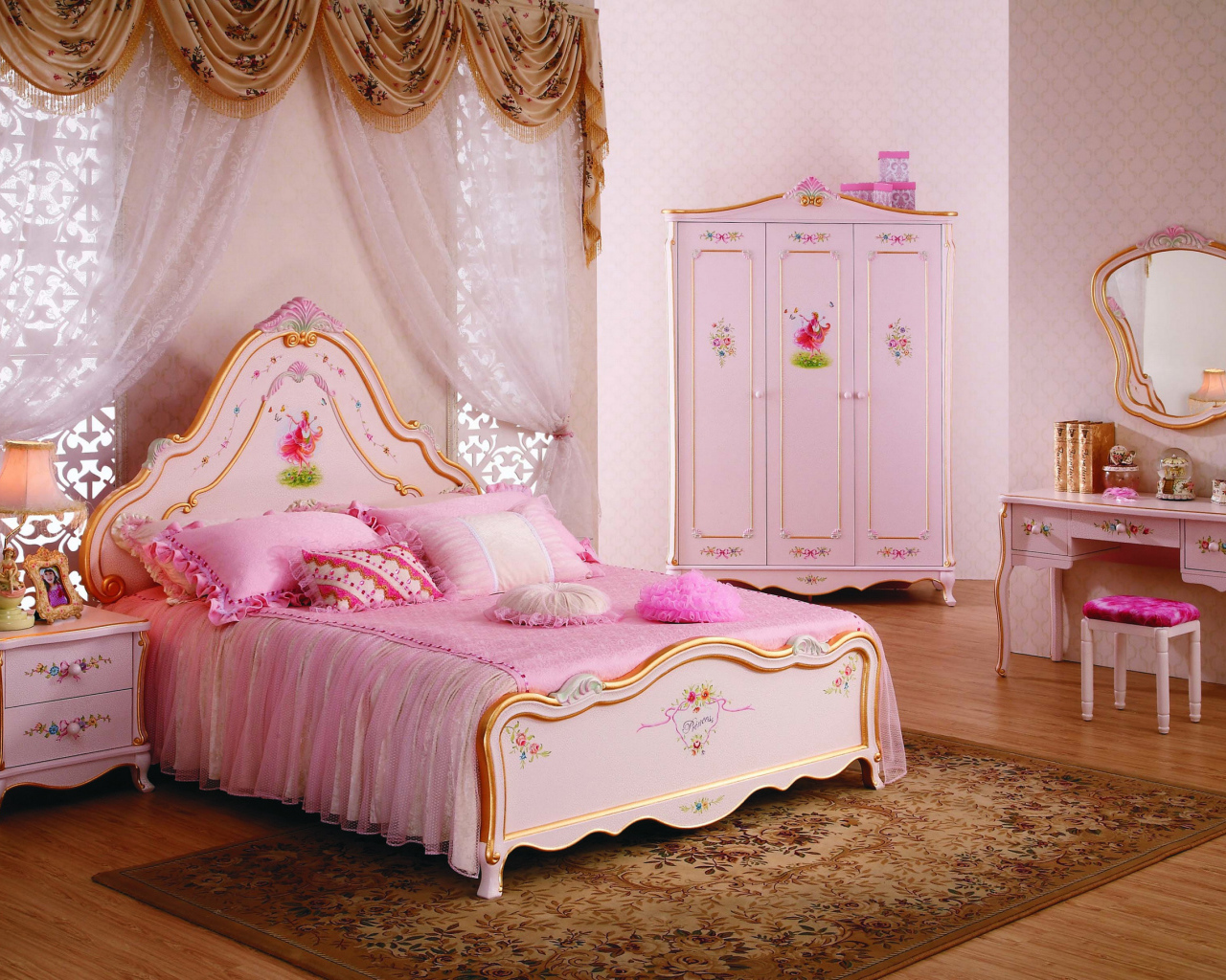 Красивая детская спальня для девочки в розовом платье