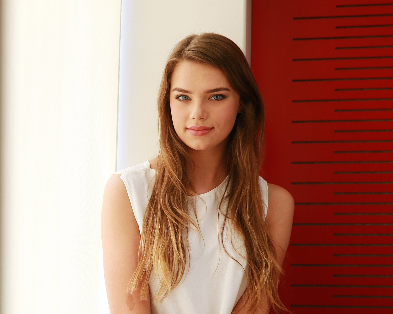 Красивая нежная актриса Индиана Эванс