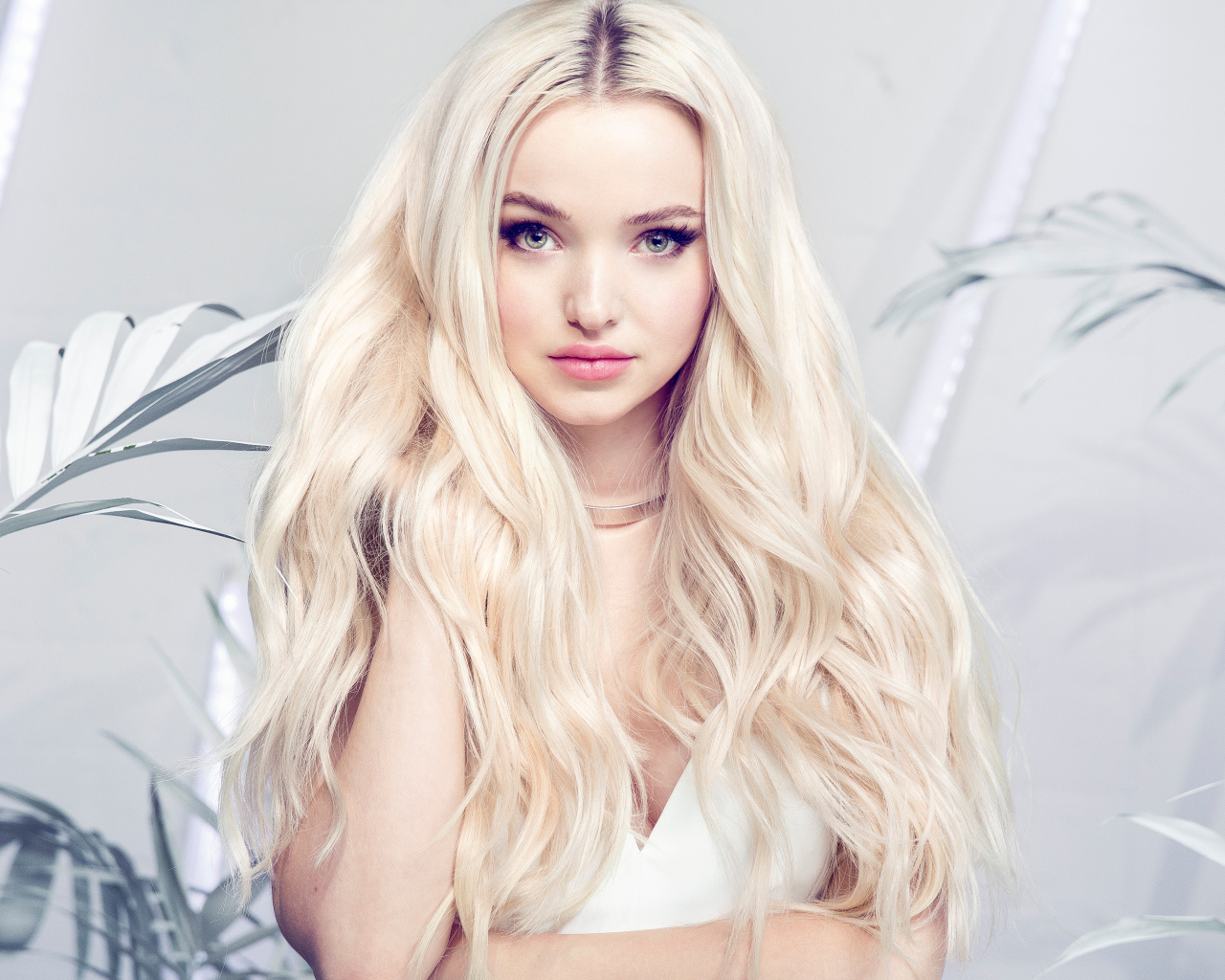 Красивая нежная блондинка, актриса Дав Кэмерон