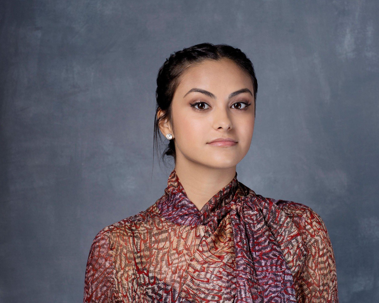 Красивая девушка, актриса Камила Мендес на сером фоне