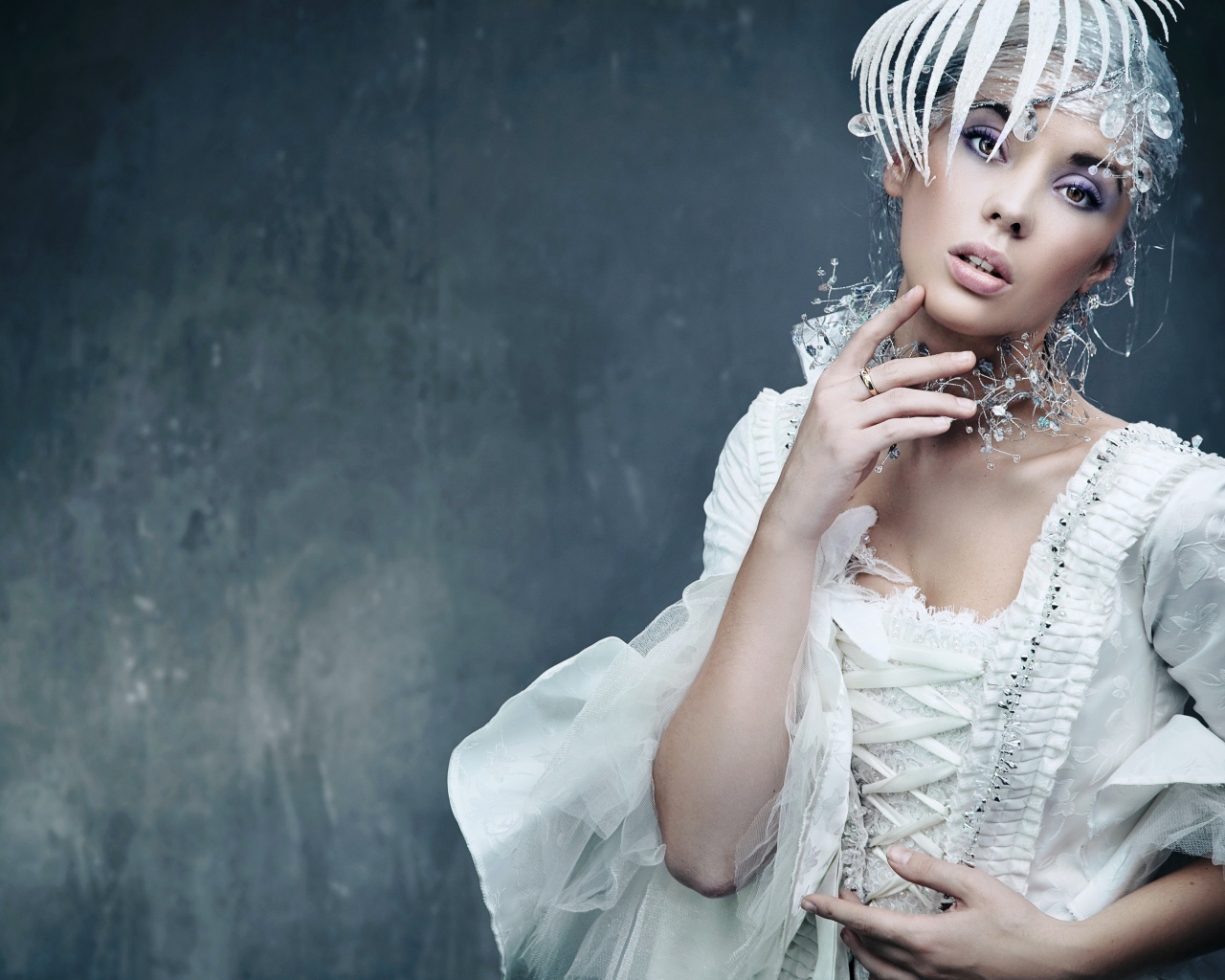 Красивая девушка невеста в старинном платье 