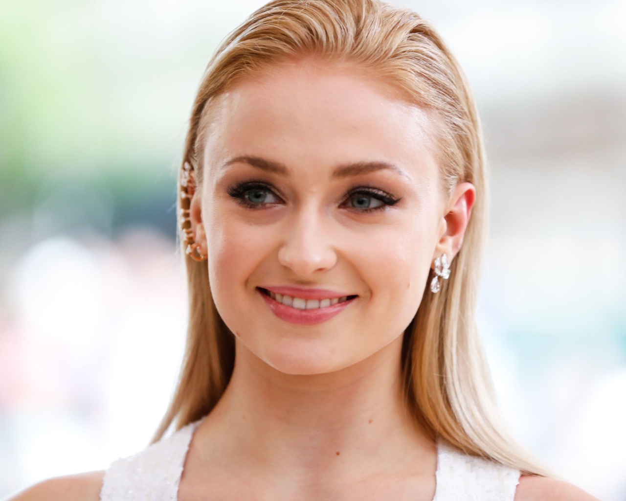 Красивая рыжеволосая актриса Софи Тёрнер с очаровательной улыбкой