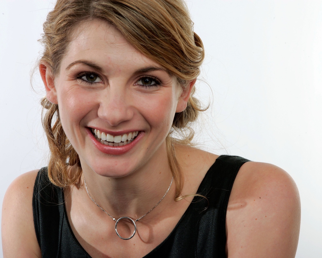 Красивая улыбающаяся актриса Джоди Уиттакер