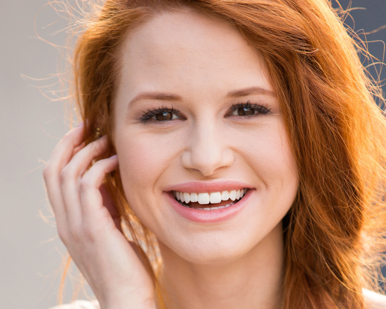 Красивая улыбающаяся актриса Мэделин Петш