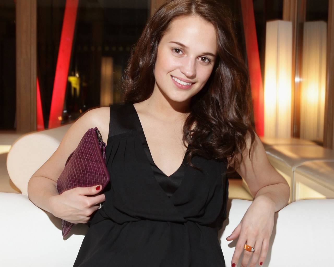 Красивая улыбающаяся девушка, актриса Алисия Викандер