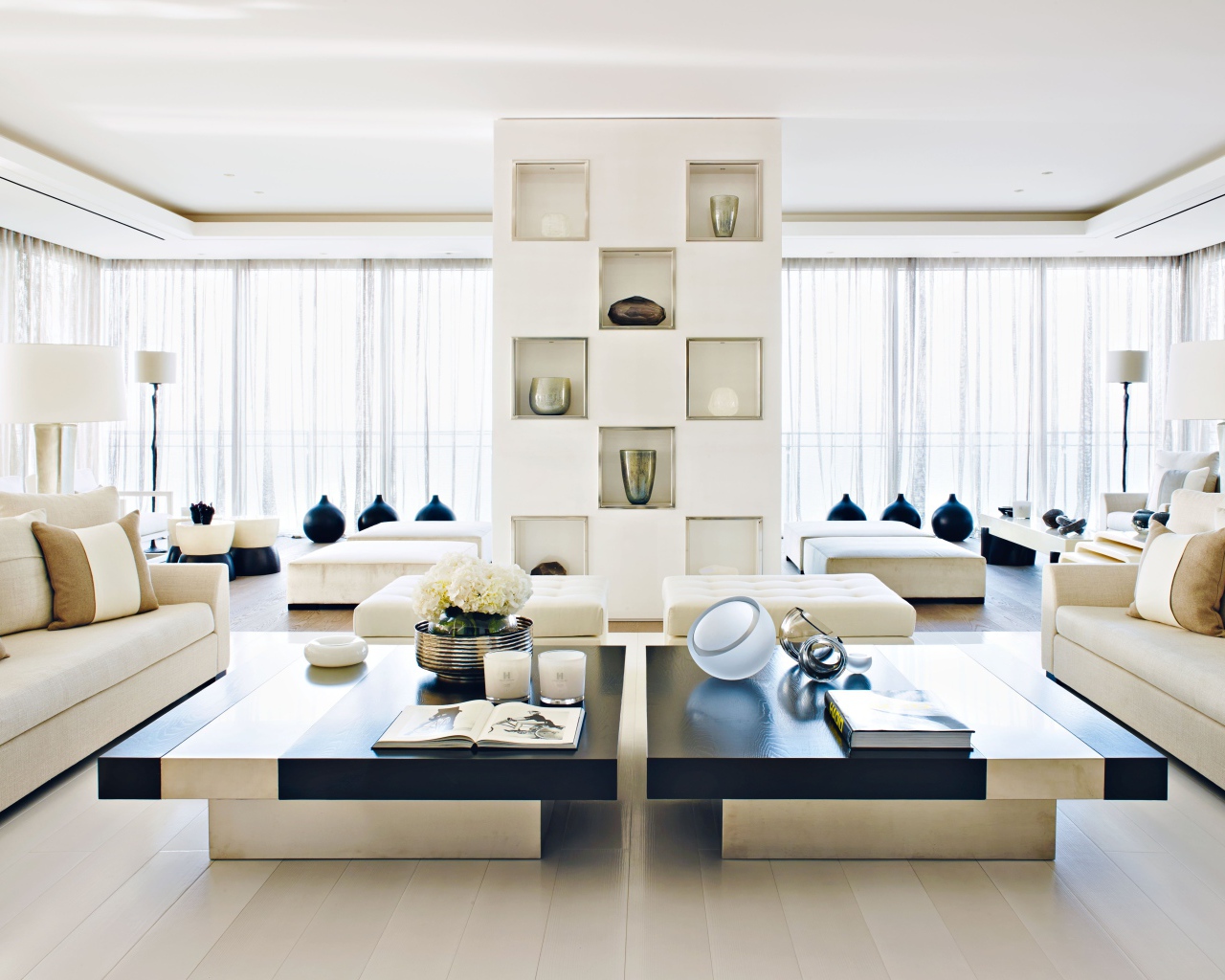 Красивая широкая гостиная с диванами