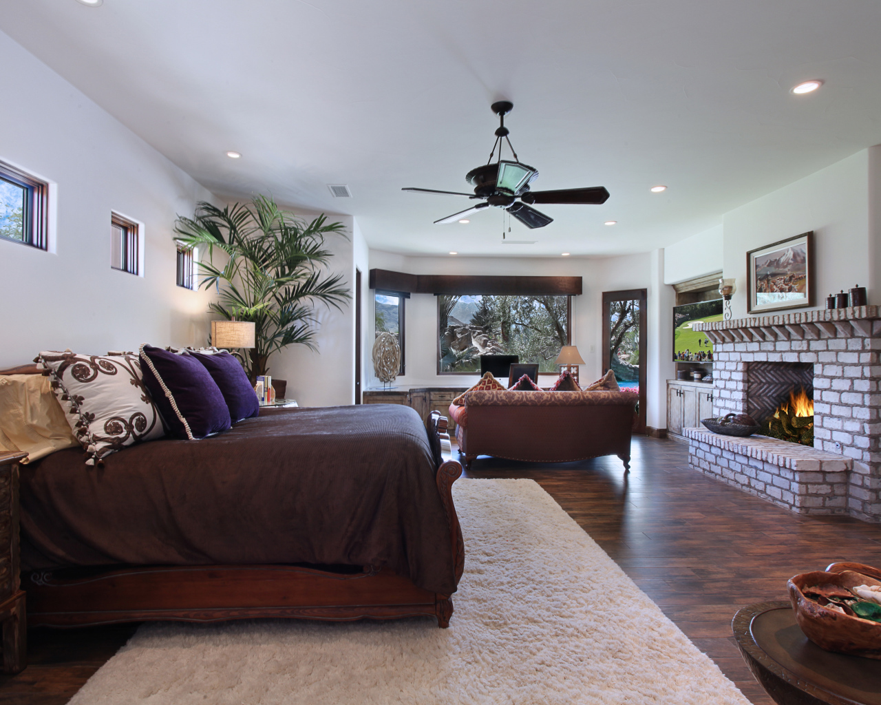 Спальная комната с большой кроватью с камином