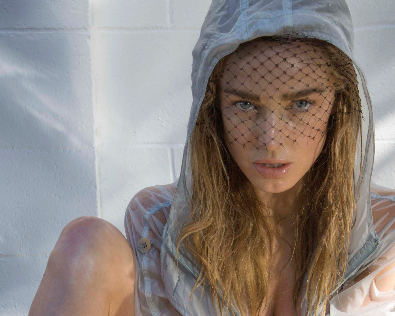 Девушка блондинка, актриса Кейти Лотц