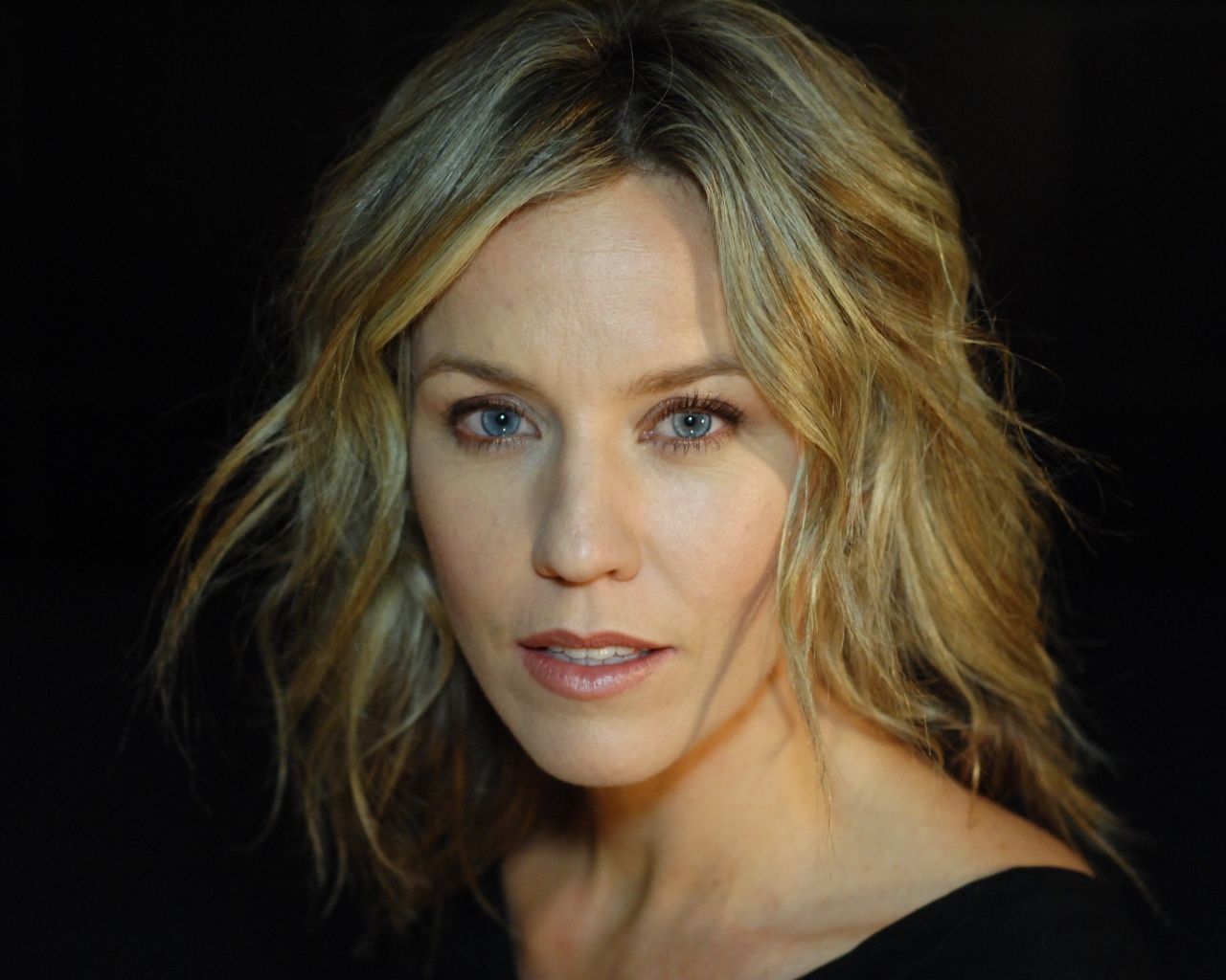 Голубоглазая блондинка, австралийская актриса Симона Макаллай