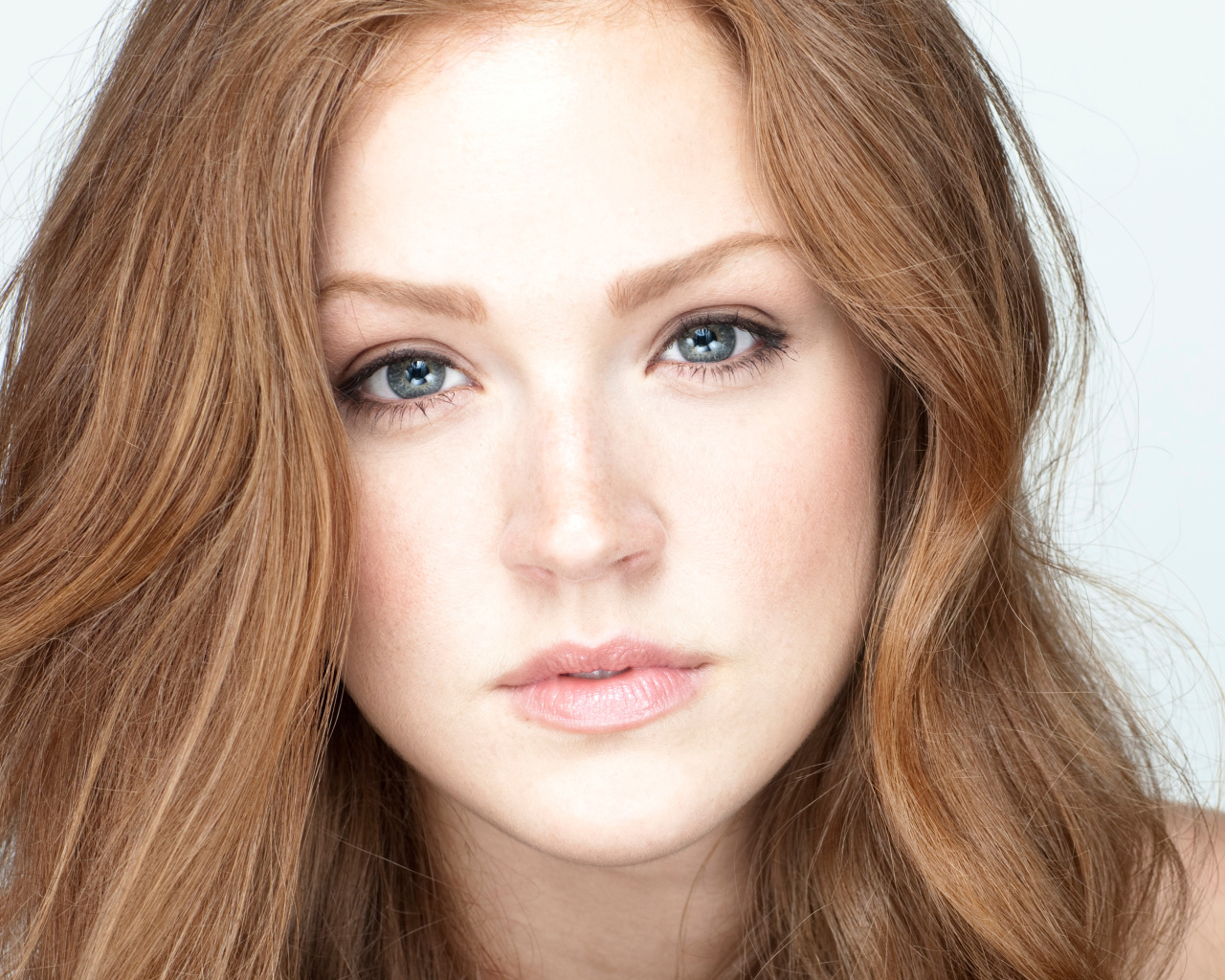 Голубоглазая длинноволосая девушка актриса Магги Джха