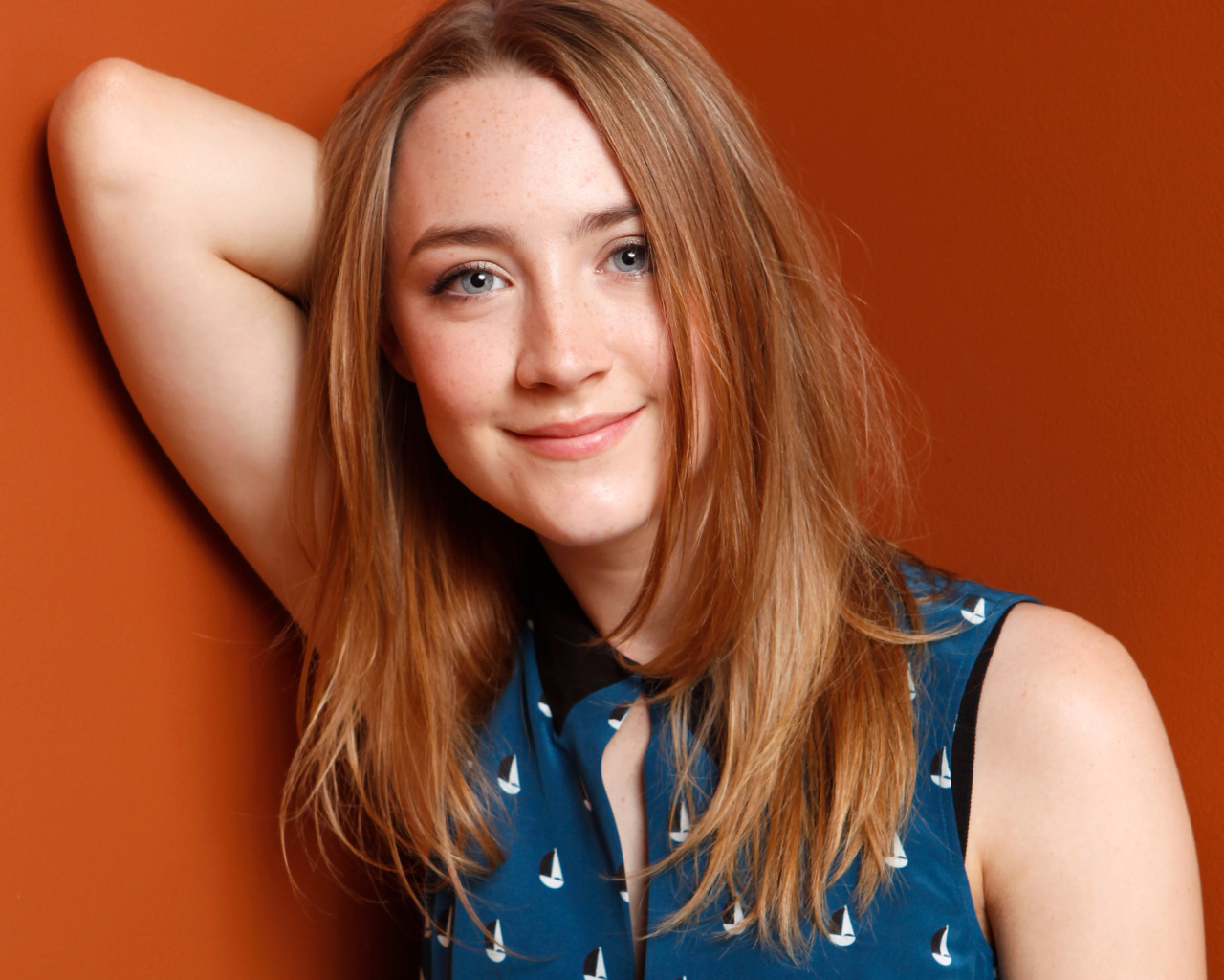 Голубоглазая популярная молодая актриса Сирша Ронан