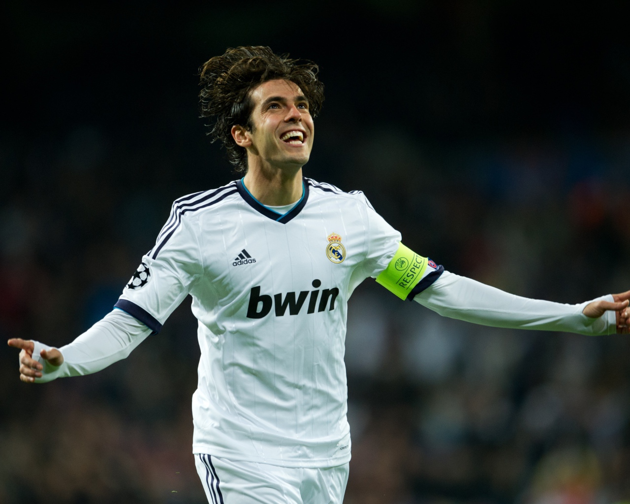 Бразильский футболист Кака радуется на поле