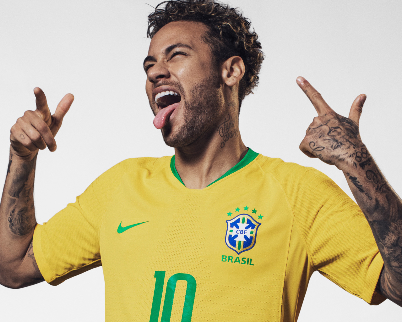 Бразильский футболист Неймар с высунутым языком