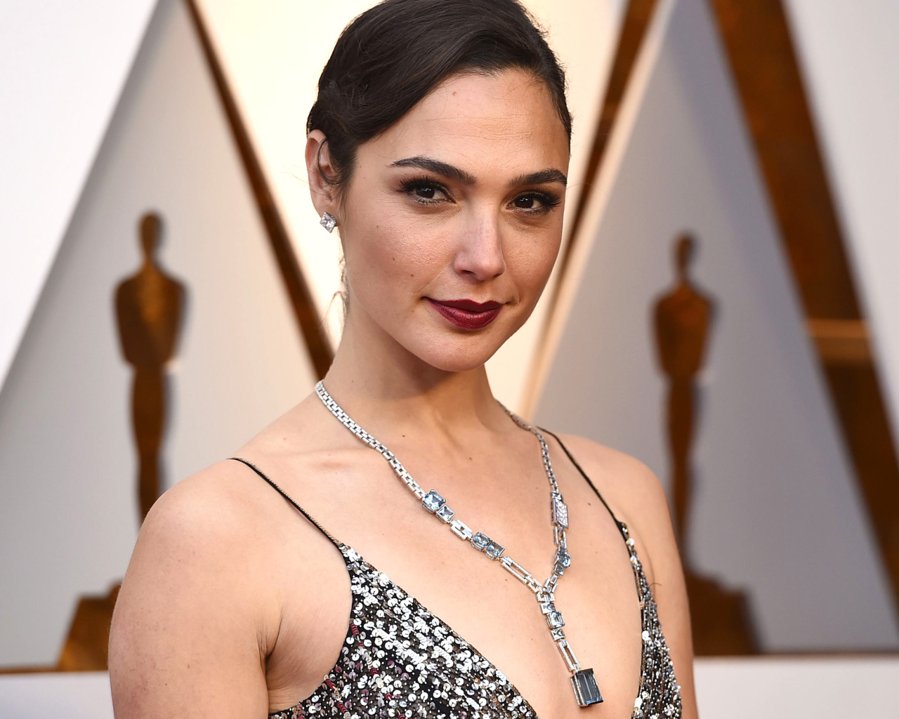 Яркая актриса Галь Гадот с ярким макияжем 