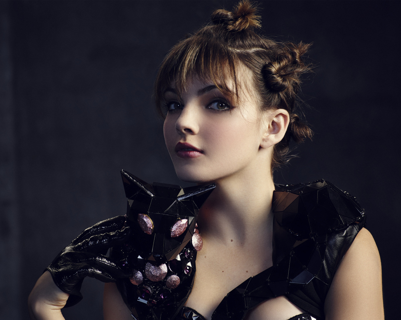 Яркая актриса Камрен Бикондова в черном наряде