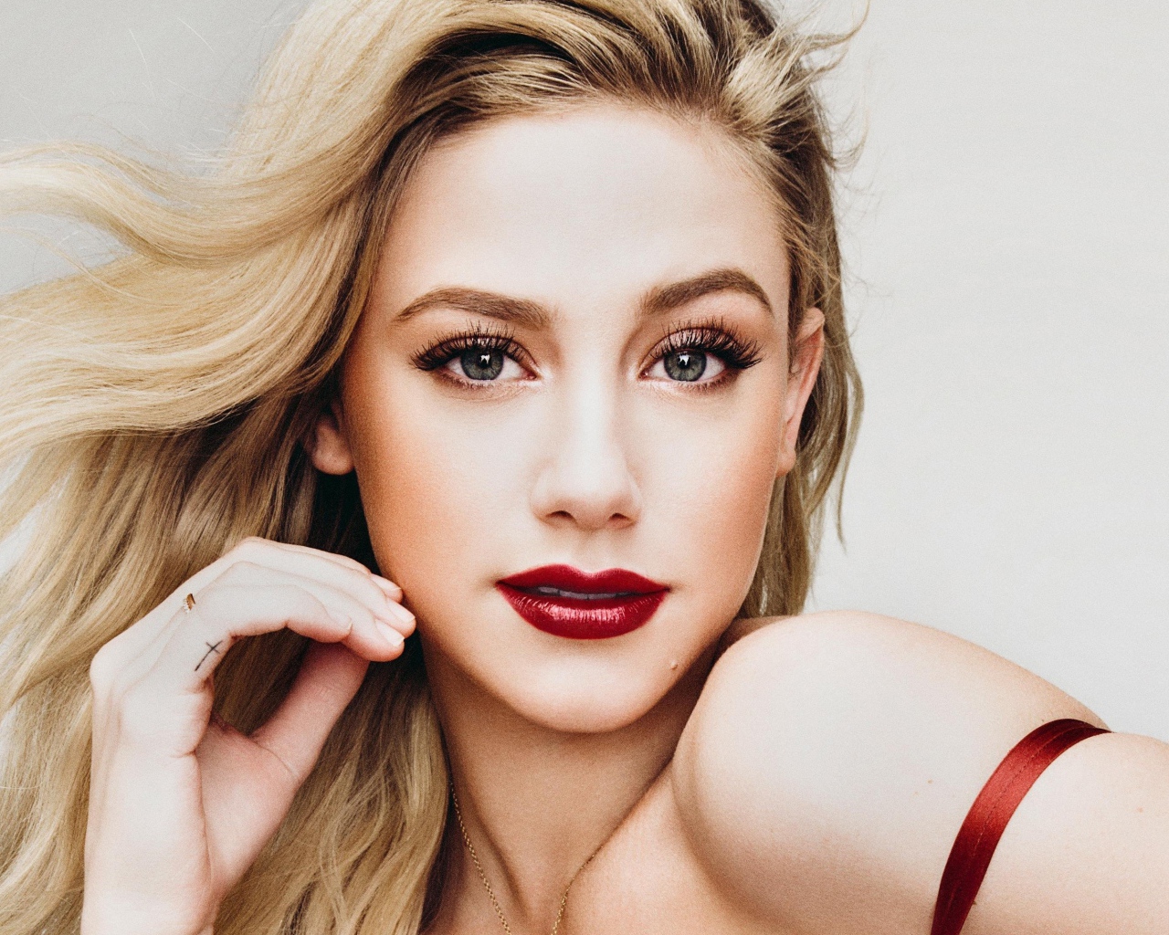 Яркая блондинка, актриса Лили Рейнхарт