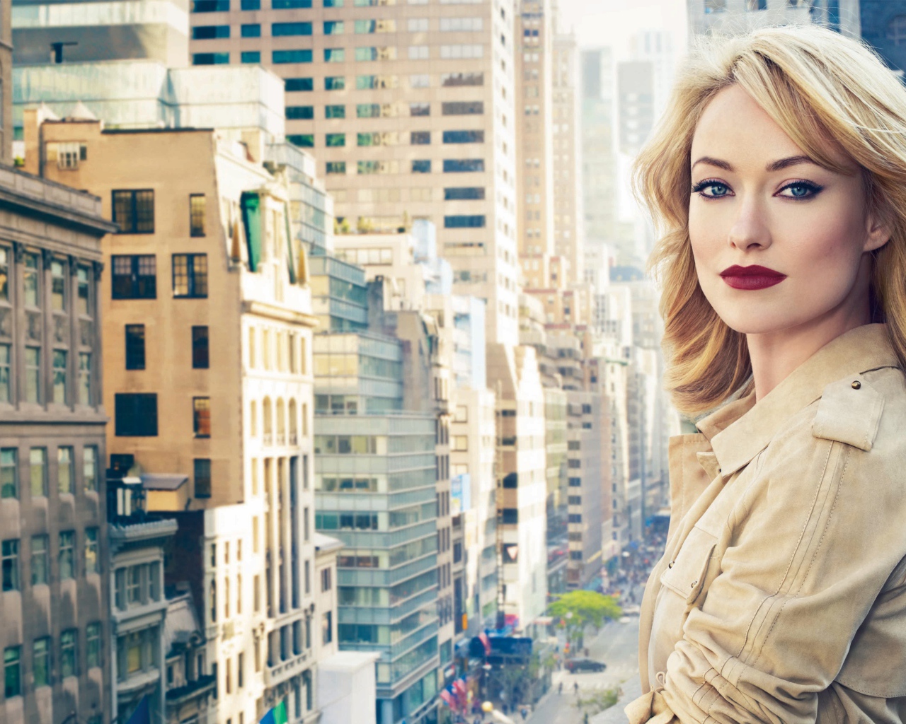 Яркая блондинка, актриса Оливия Уайлд на фоне города