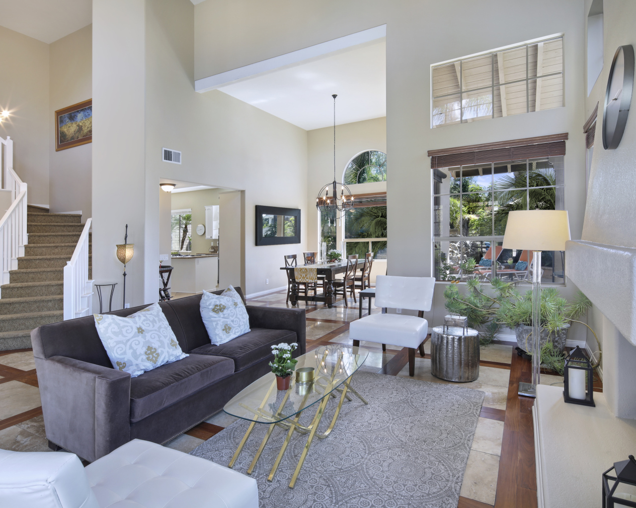 Светлая гостинная с камином и лестницей на второй этаж