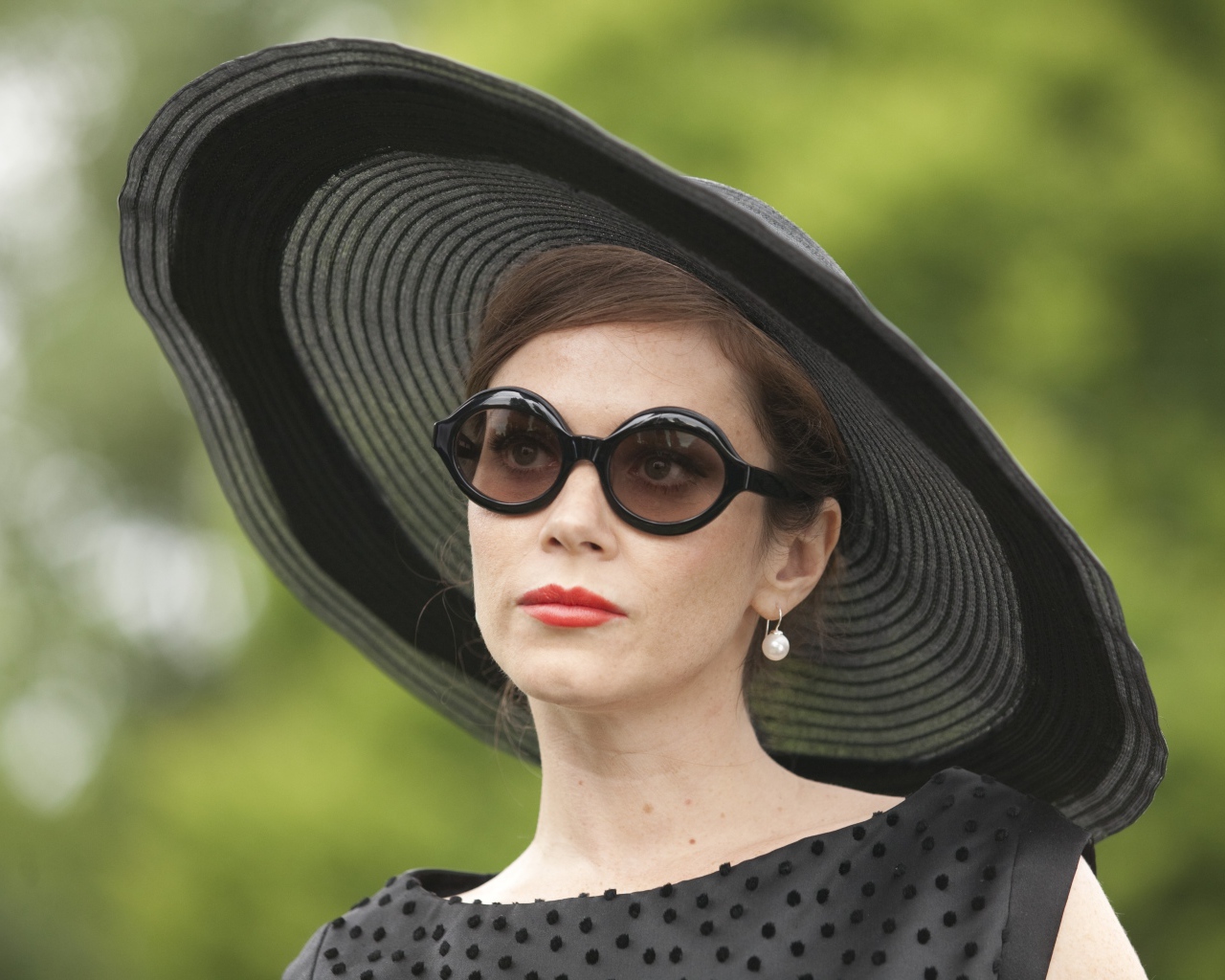 Британская актриса Анна Фрил в большой черном шляпе 