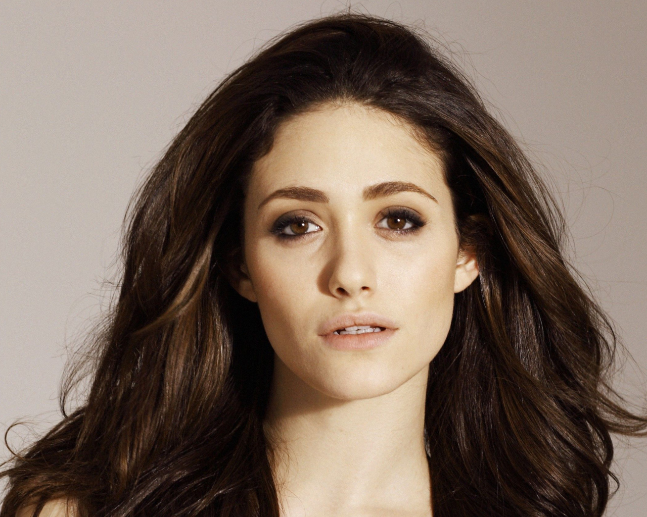 Кареглазая девушка брюнетка, актриса Эмми Россам