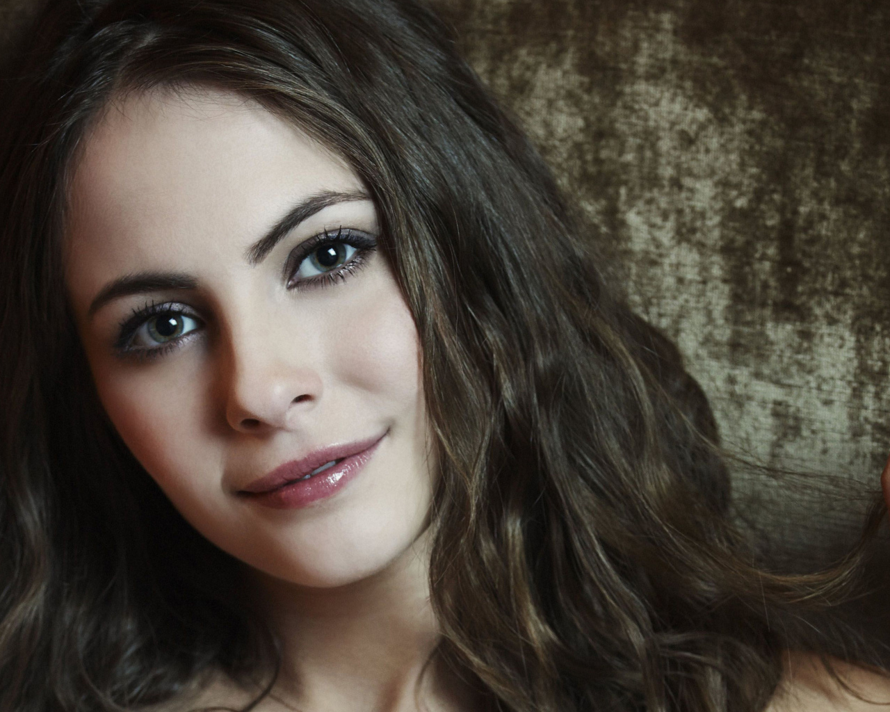 Брюнетка с красивыми глазами, актриса Уилла Холланд