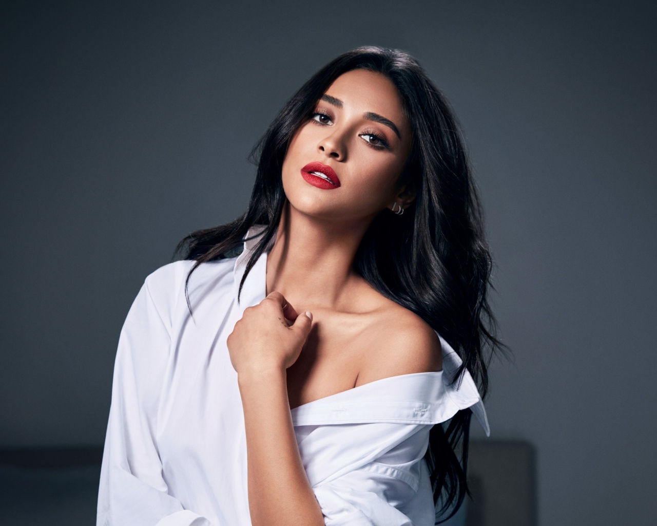 Канадская актриса Шей Митчелл на сером фоне