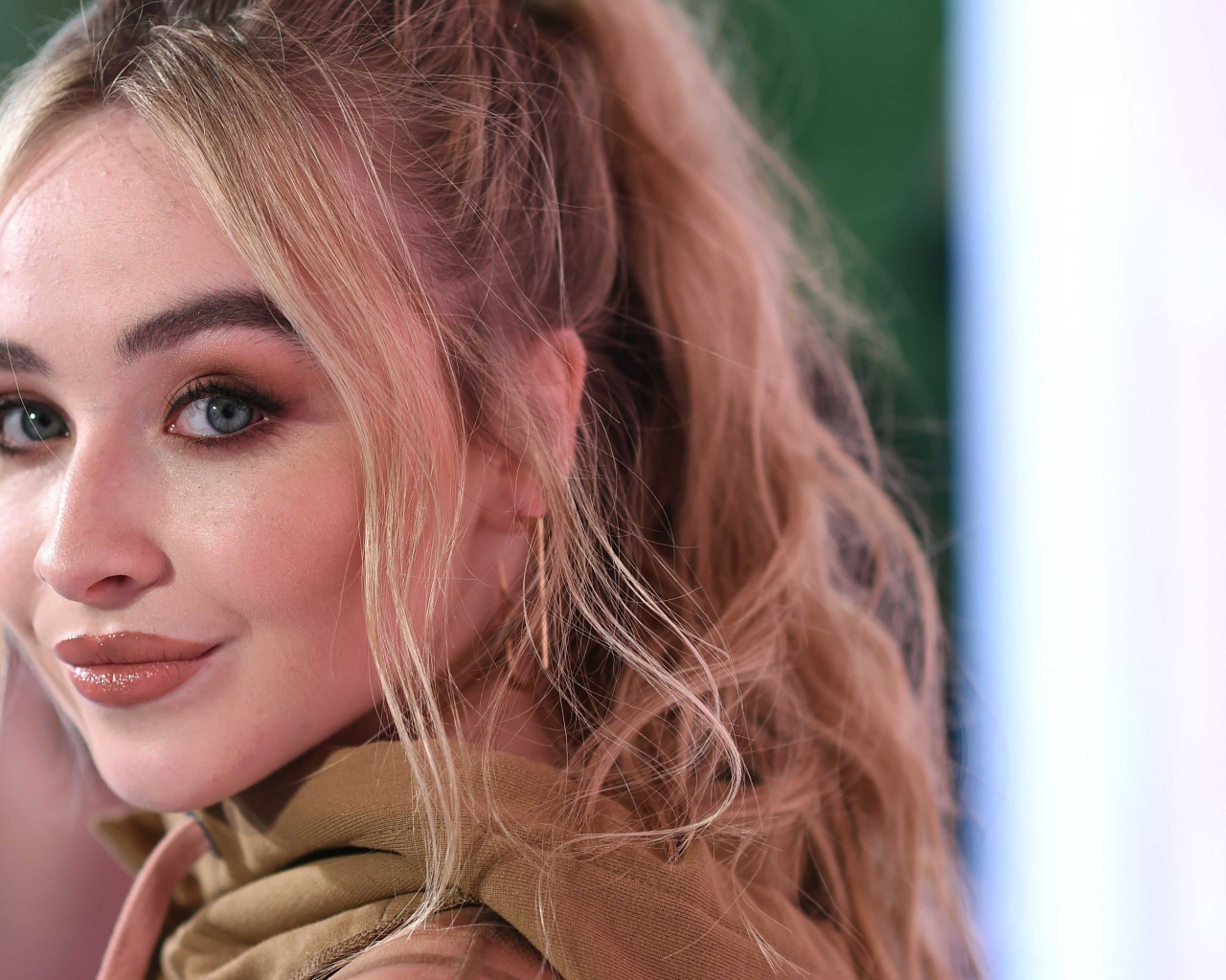 Милая голубоглазая блондинка, актриса Сабрина Карпентер