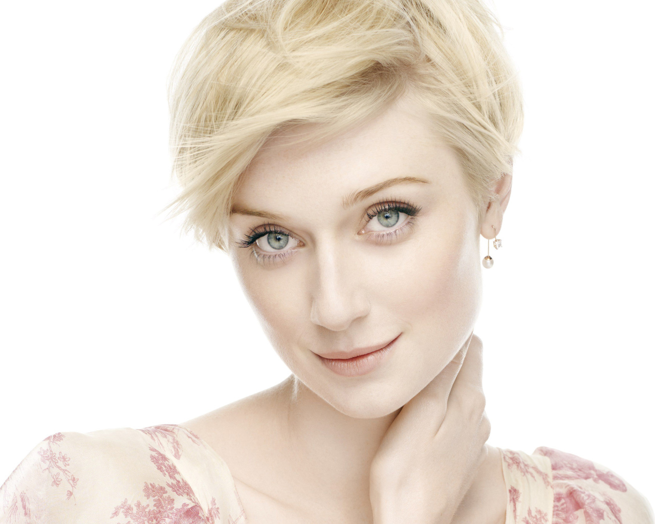 Нежная блондинка, актриса Элизабет Дебики с короткой стрижкой