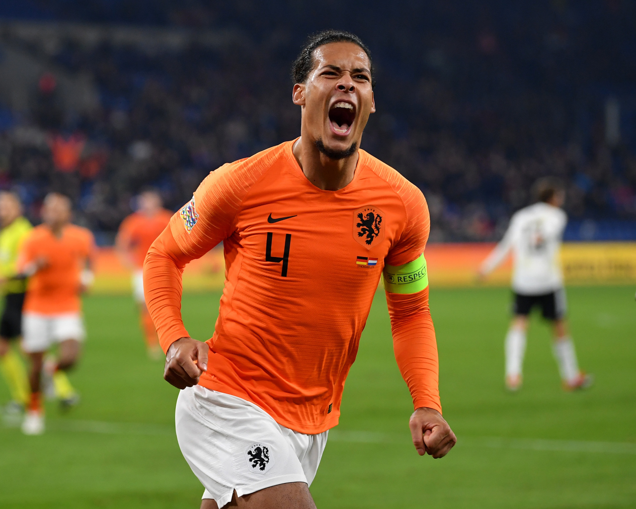 Нидерландский футболист Вирджил ван Дейк кричит на футбольном поле