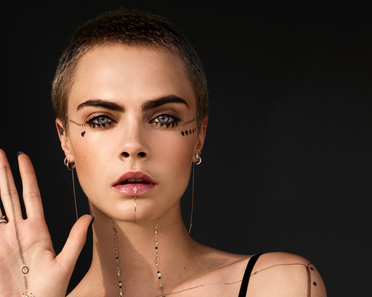 Эффектная Кара Делевинь с короткой стрижкой