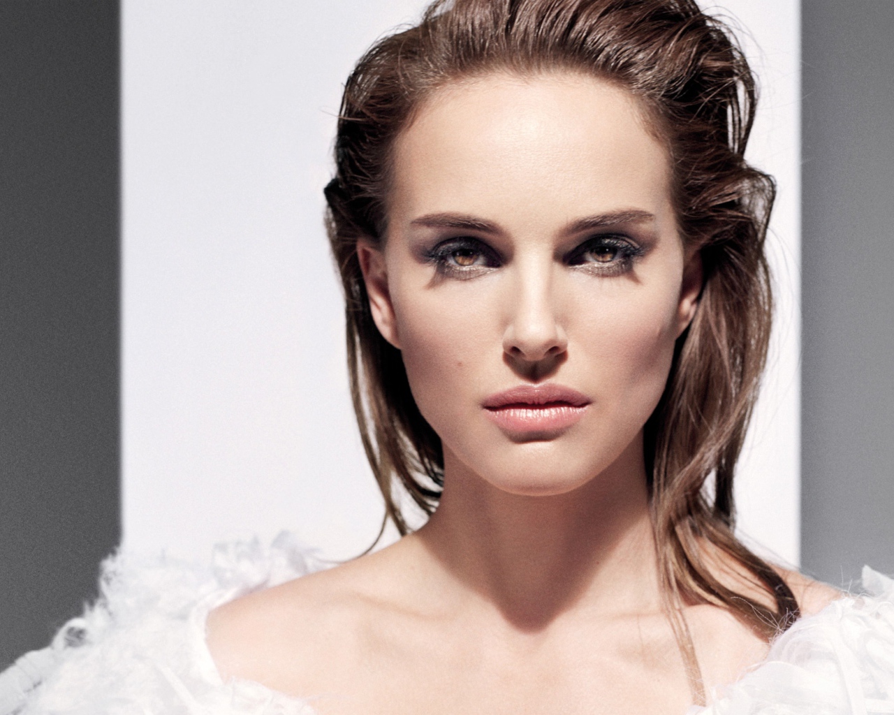 Эффектная актриса Натали Портман в белом