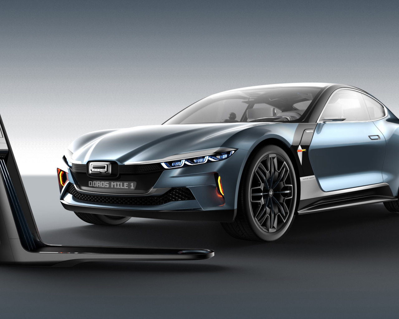 Электромобиль Qoros Mile 1 2018 на заправке