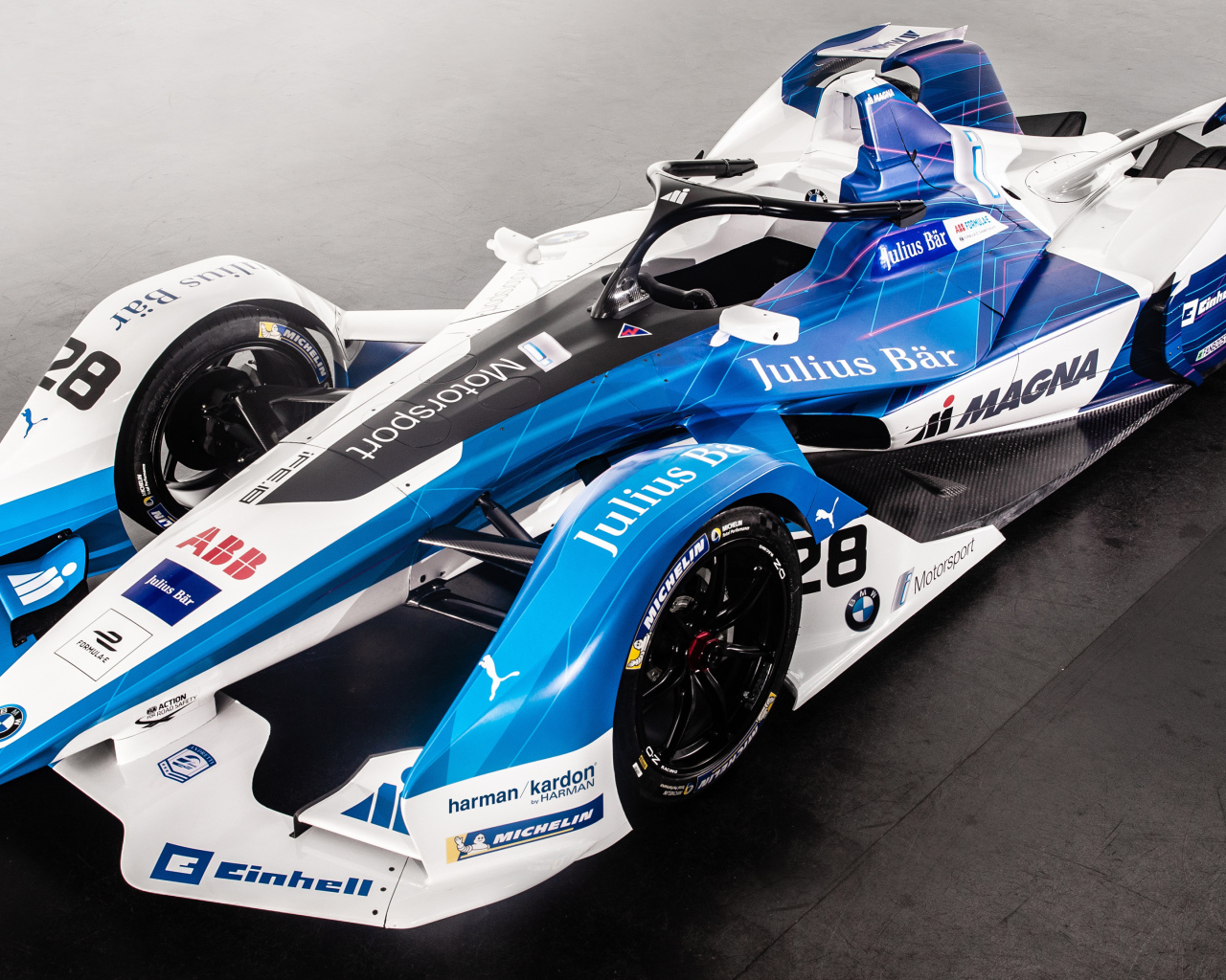 Электрический гоночный BMW IFE18 на сером фоне 