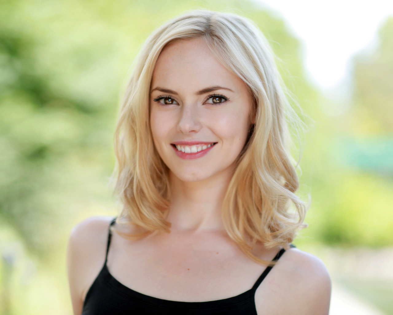 Английская актриса Ханна Тоинтон с очаровательной улыбкой