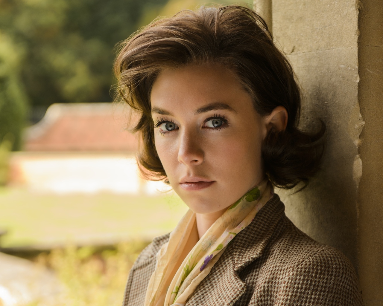 Английская актриса Ванесса Кирби стоит у стены