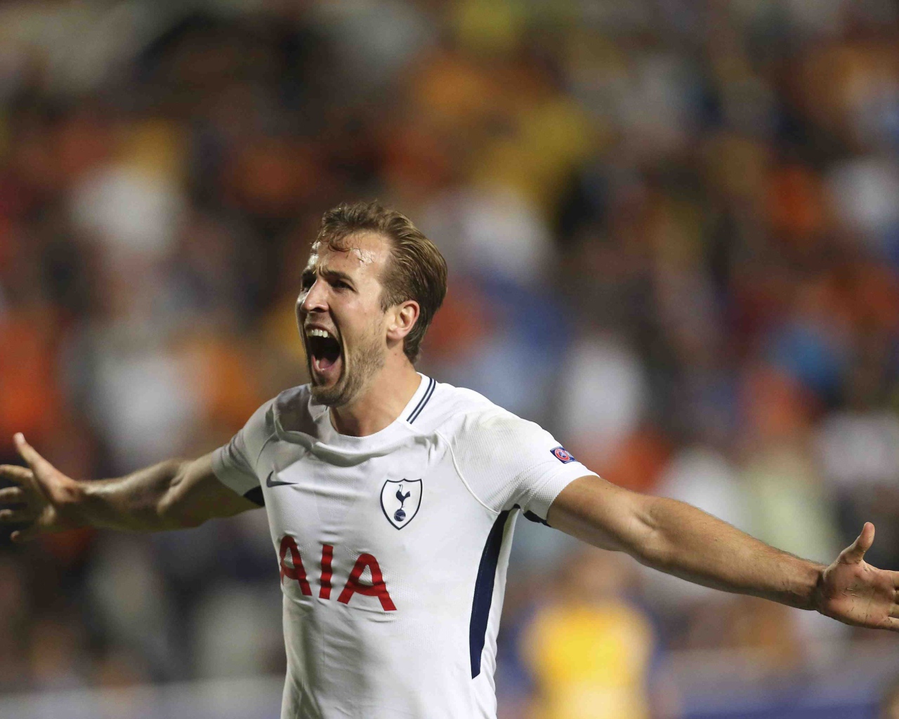 Английский футболист Гарри Кейн радуется победе