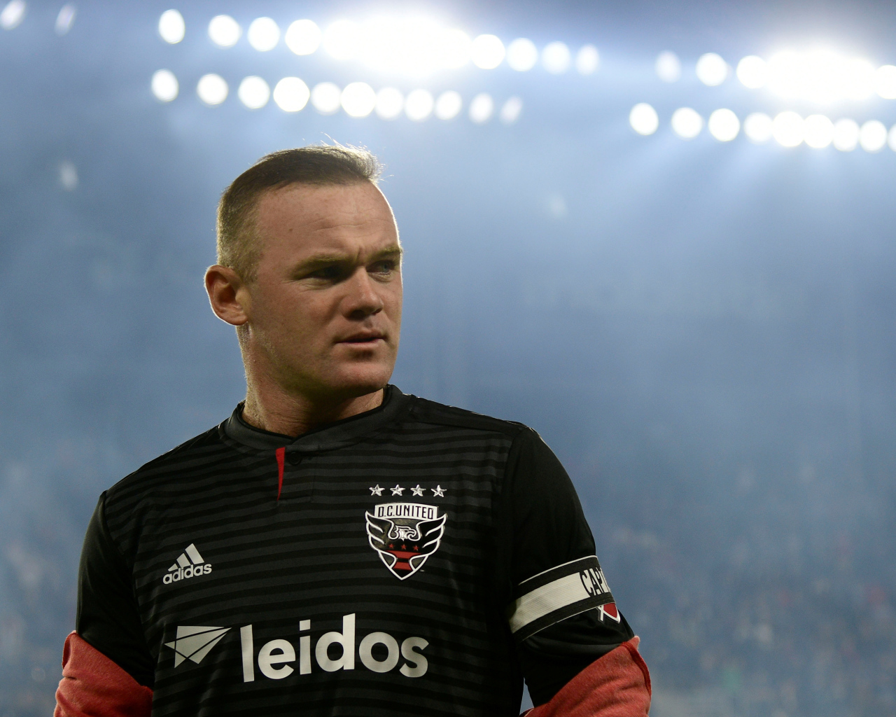 Английский футболист Уэйн Руни на футбольном поле