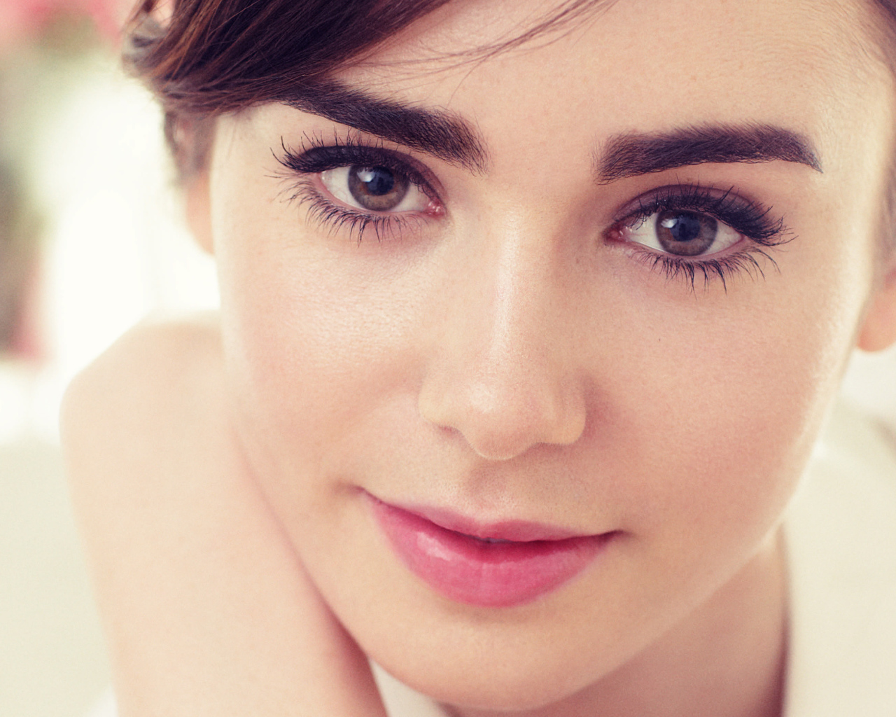 Выразительный взгляд кареглазой актрисы Лили Коллинз