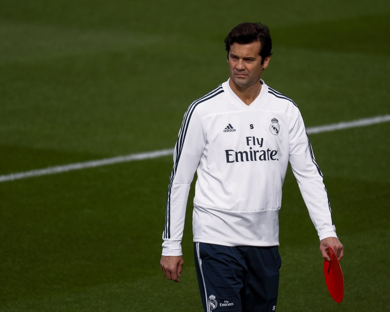 Футбольный тренер Сантьяго Солари на футбольном поле