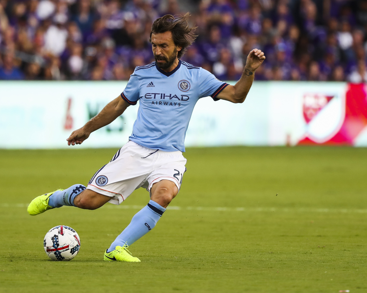 Футболист Андреа Пирло на поле с мячом