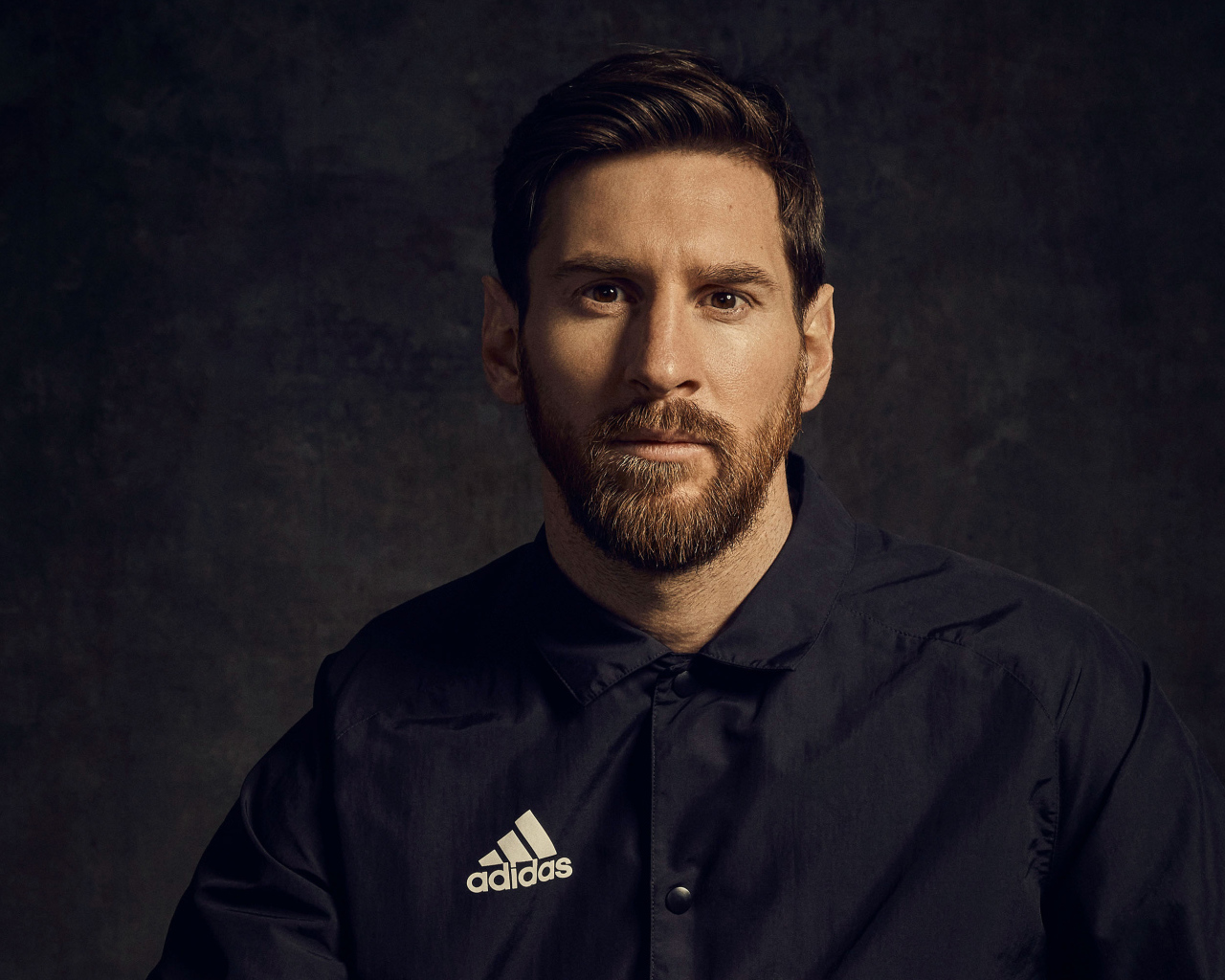 Футболист Лионель Месси в черной рубашке с бородой