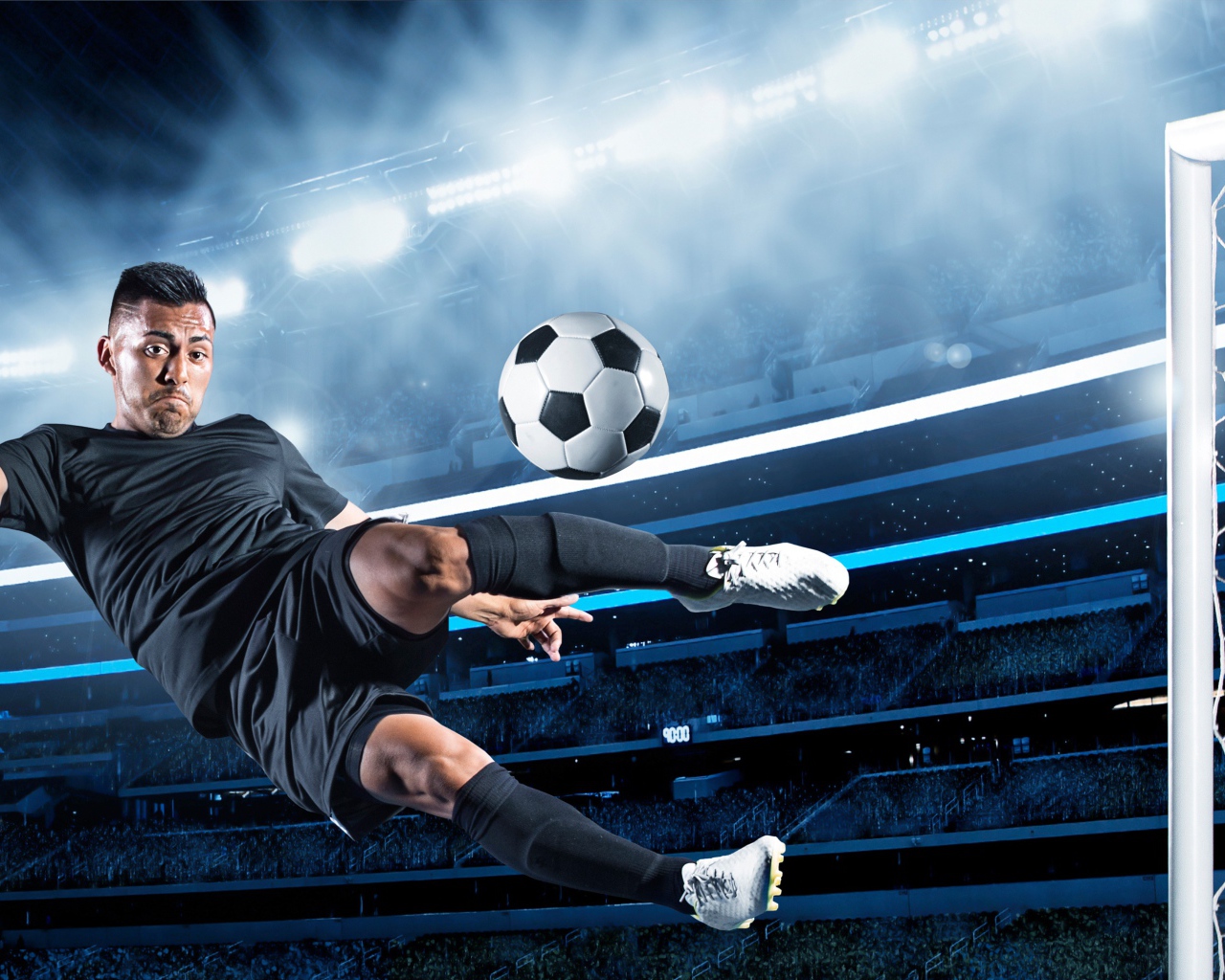 Футболист отбивает мяч в воротах