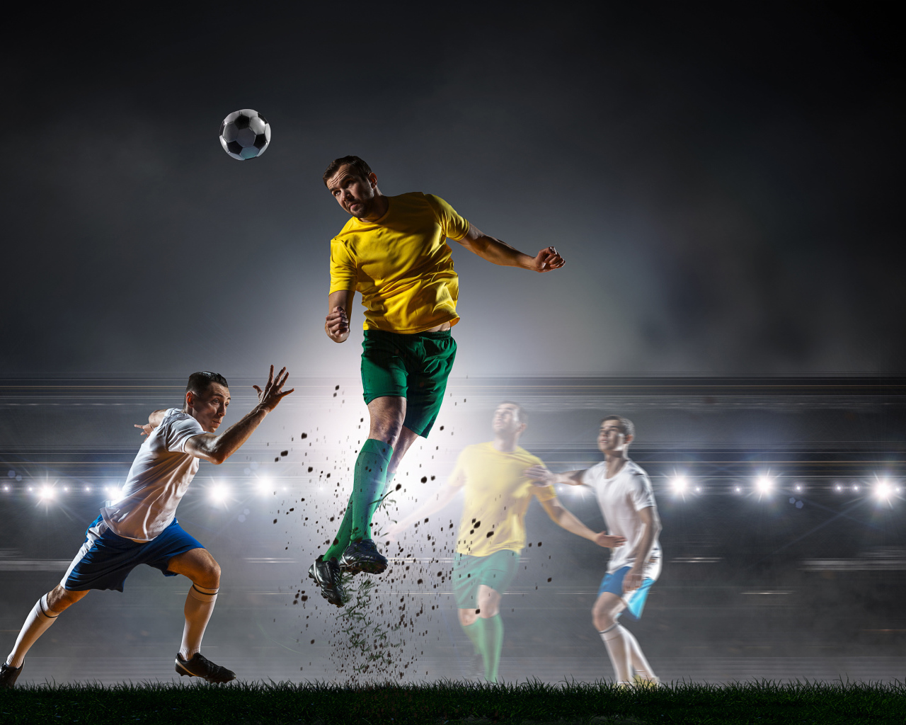 Футболист отбивает мяч на поле во время игры