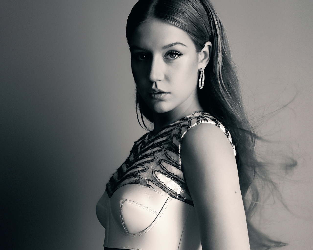 Французская актриса Адель Экзаркопулос на сером фоне 